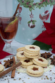 Jam sandwich biscuits, Christmas spices and mulled wine