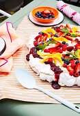 Bunte Pavlova mit frischen Früchten