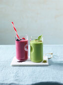 Beerensmoothie mit Acaipulver und Chiasamen & Grüner Smoothie mit Spinat, Avocado und Moringa