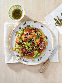 Quinoa-Pizza mit Kirschtomaten, Zucchini, Möhren und Rosmarin