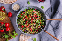 Taboule mit Granatapfelkernen und Sesam (Arabien)