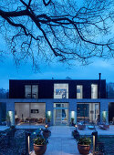 Modernes Architektenhaus mit Glasfronten und Flachdach