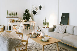 Weihnachtlich dekorierter Wohnraum mit Lounge und Essbereich