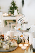 weiße Schokoäpfel, Etagere mit Zimtschnecken und Weihnachtsdeko auf Tisch