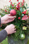 Weihnachtsgesteck mit Koniferenzweigen und Christbaumkugeln