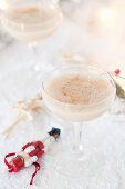 Weihnachtlicher Nussknacker-Cocktail mit weißem Schokoladenlikör