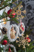 Weihnachtsbaum mit Strohfiguren geschmückt