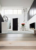 Elegante, minimalistische Eingangshalle mit Galerie