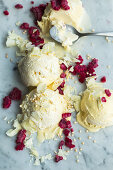 Vanilleeis mit weissen Schokoladenraspeln und Himbeeren