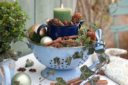 Weihnachtliche Kerzen-Deko in Emaille-Topf und  Sieb