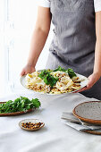 Pappardelle mit Käsesauce auf gebratenem Blumenkohl