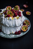 Pavlova mit Passionsfrucht und Himbeeren