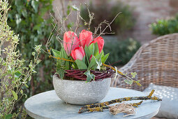 Rote Tulpen in grauer Schale