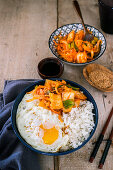 Gedünsteter Reis mit Spiegelei und Kimchi