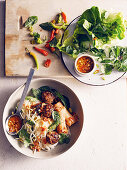 Bun Cha (Reisnudeln mit Fleischbällchen, Frühlingsrollen und Kräutern, Vietnam)