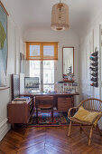 Vintage-Möbel im Arbeitszimmer eines Pariser Altbaus