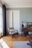 Vintage-Möbel im Schlafzimmer eines Pariser Altbaus
