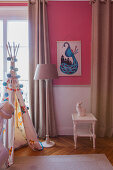 Kinderzimmer mit zweifarbiger Wand in Pink und Weiß