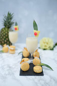 Pina-Colada-Macarons und Cocktail