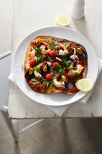 Pizza Mare mit Muscheln, Garnelen und Oktopus