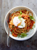 Kamut-Spaghetti mit Tomaten und pochiertem Ei