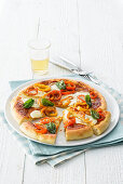Pizza mit gebratener Paprika, Büffelmozzarella und frittierten Basilikumblättern