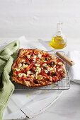 Griechische Pizza mit Feta und Oliven