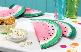 DIY-Pappteller mit Wassermelonenmotiv als Gastgeschenk