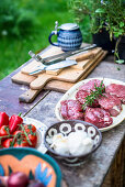 Rohe Rinderlendensteaks mit Zutaten in der Gartenküche