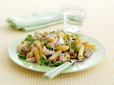 Pasta salad with chicken and rocket