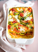 Brotauflauf mit Mozzarella und Zucchini mit Zucchiniblüte