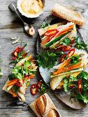 Banh Mi mit Fisch, eingelegtem Gemüse und würziger Mayonnaise