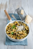 Fusilli mit Auberginen und frittiertem Knoblauch