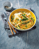 Spaghetti Carbonara mit Schinken, Spargel und Erbsen
