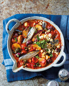 One Pan Puttanesca mit Tomaten, Oliven, Makrelen und Feta