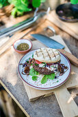 Zaatar-Rindfleischburger vom Grill auf Tisch im Freien