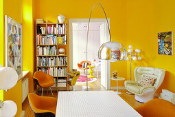 Klassikerstühle im Esszimmer mit gelben Wänden