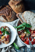 Tomatensalat mit Feta, Oliven und Basilikum