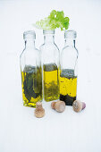 Flaschen mit Limettenöl, Lorbeer-Olivenöl und Basilikumblüten-Öl