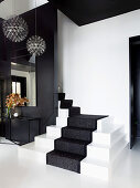 Elegante, schwarz-weißer Diele mit Treppenaufgang