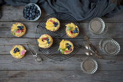 Mini summer tarts with lemon curd and fruit