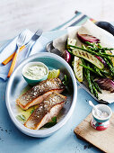 Gegrillter Lachs mit Chermoula-Sauce serviert mit Grillgemüseplatte