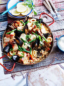 Paella mit Meeresfrüchten und grünen Bohnen