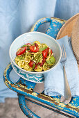 Orecchiettesalat mit Zucchini-Majoran-Pesto