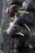 Blue cheese between sliced ​​plums