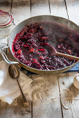 Cooking blackberry and apple jelly