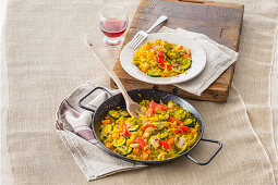 Gemüse-Paella mit Pistazien