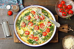 Frittata mit Spinat, Zucchini und Kirschtomaten