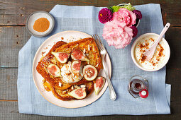 French Toast mit Feigen, Joghurt und Ahornsirup