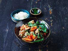 Rotes Thai-Curry mit Schweinefleisch, Süsskartoffeln und Basilikum (Thailand)